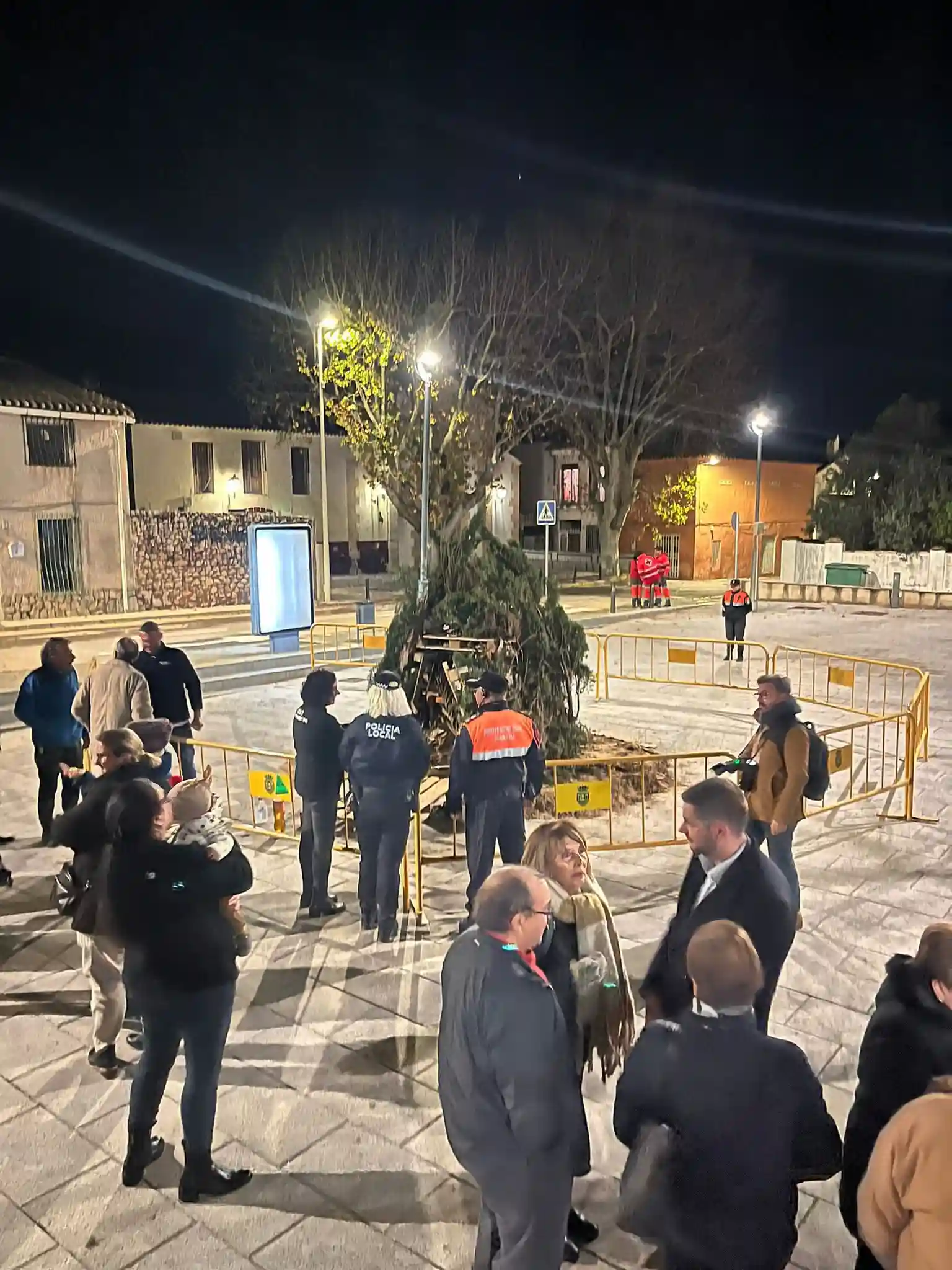 Vecinos reunidos alrededor de la hoguera antes del encendido en Sant Antoni 2025 en Marxuquera.
